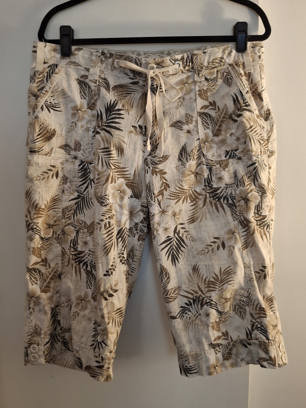 Gloria Vanderbilt Women's Cream and Brown Tropical Print Capri Pants